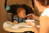 baby2007/2008-09-27_Nolan_eating_1st_time/IMG_2205_800.jpg